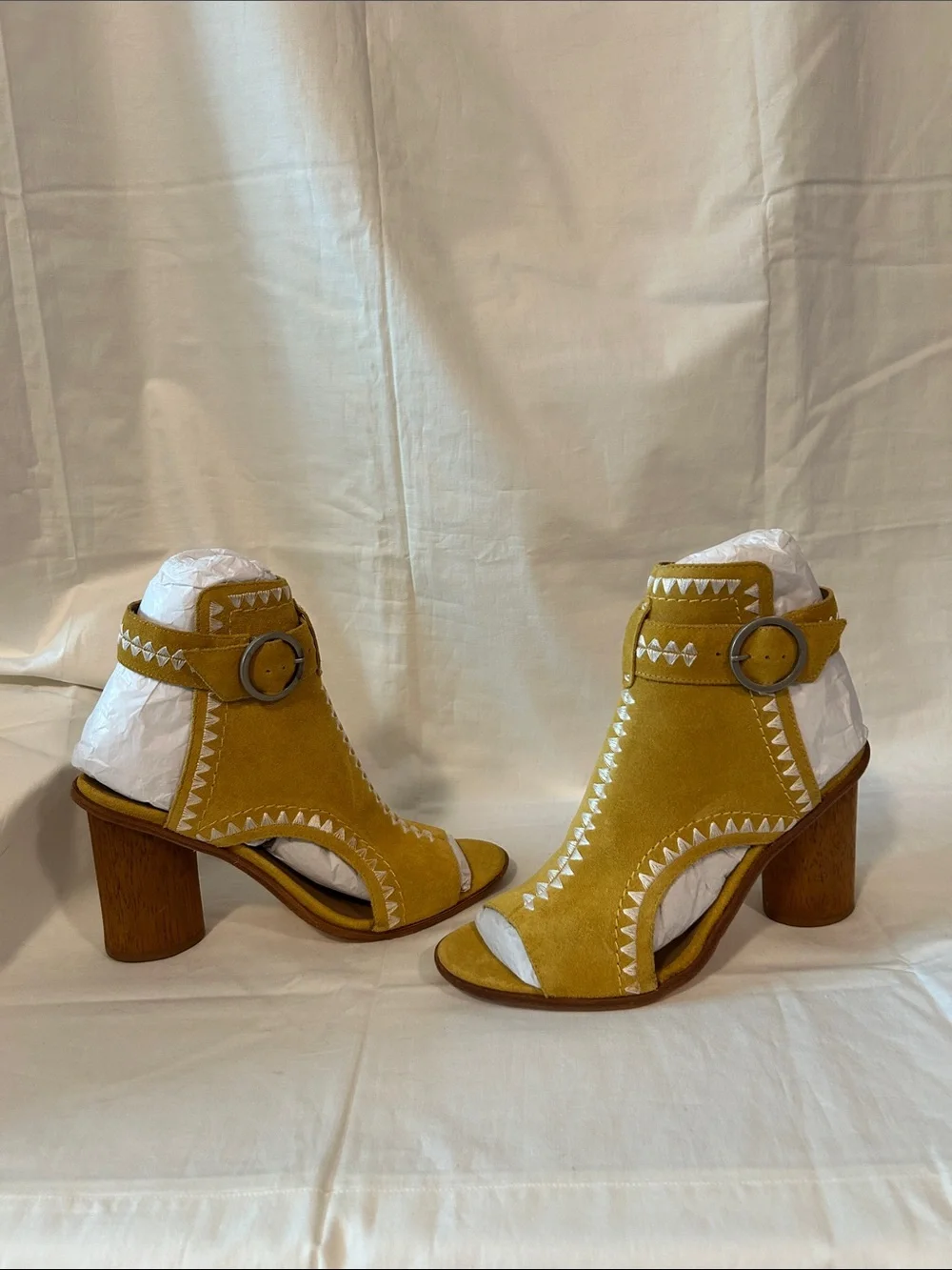 Bernardo Harper Mustard Yellow Suede Peep Toe Shooties Sz 9 Southwestern Emb NEW
